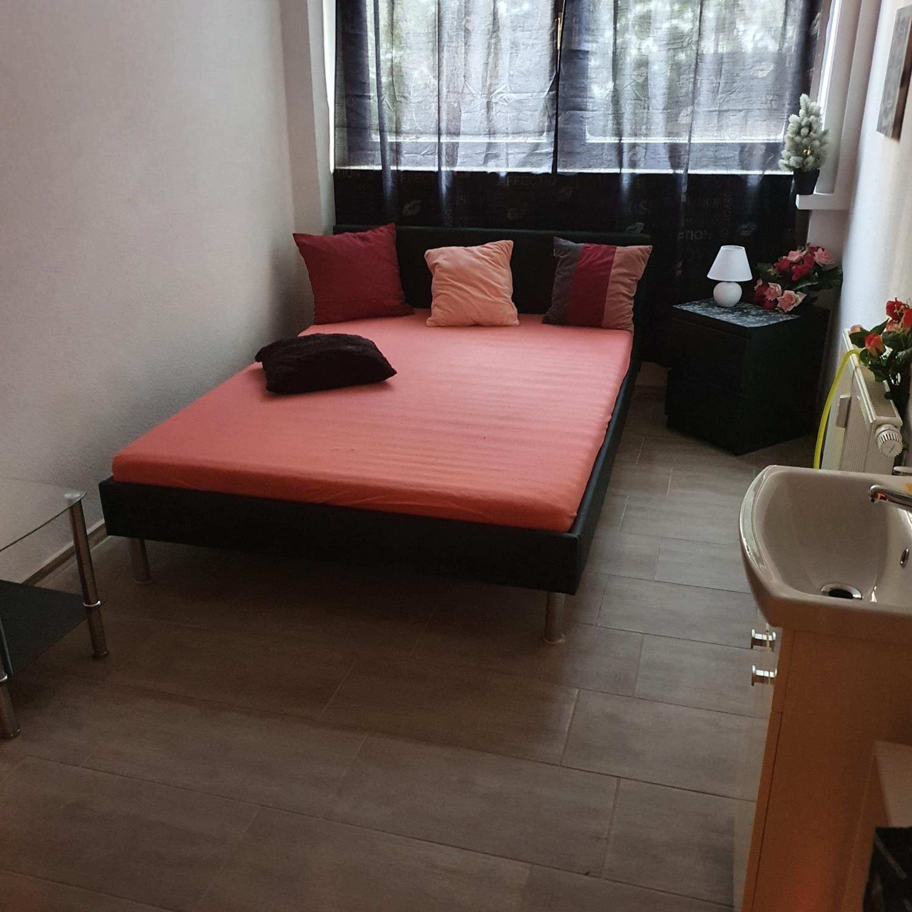 Halle, TOP -PREISE, große 79 qm SD FeWo, EG, wahlweise mit 1- 3 DZ, inklusiv TV Lounge, Küche, Bad WC Einfach und gut, Langzeitmieter VB Preise