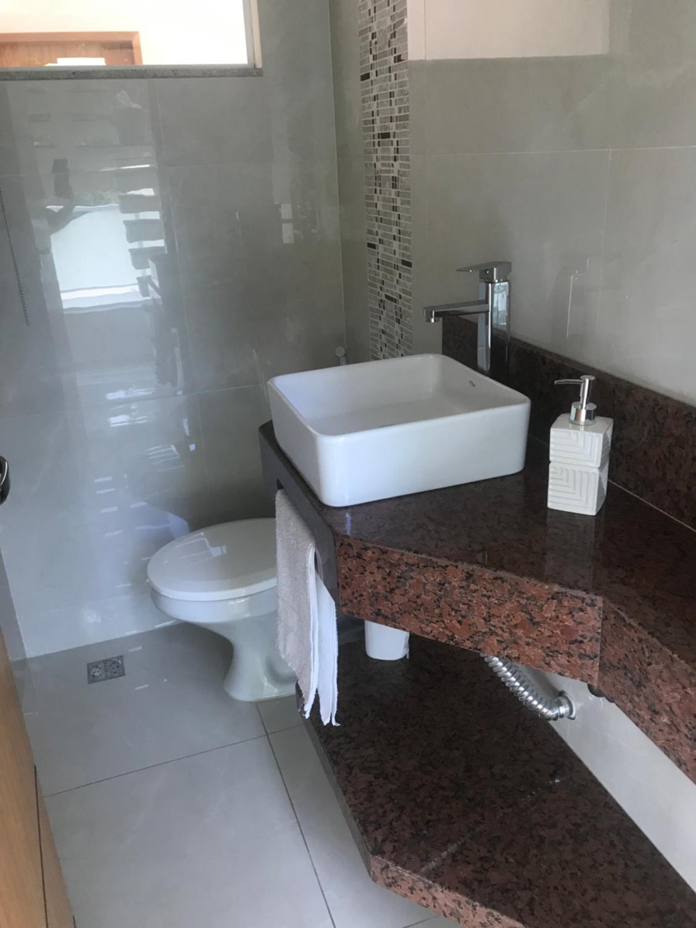 Casa de vidro com vista para a Mata Atlântica no Centro de Miguel Pereira