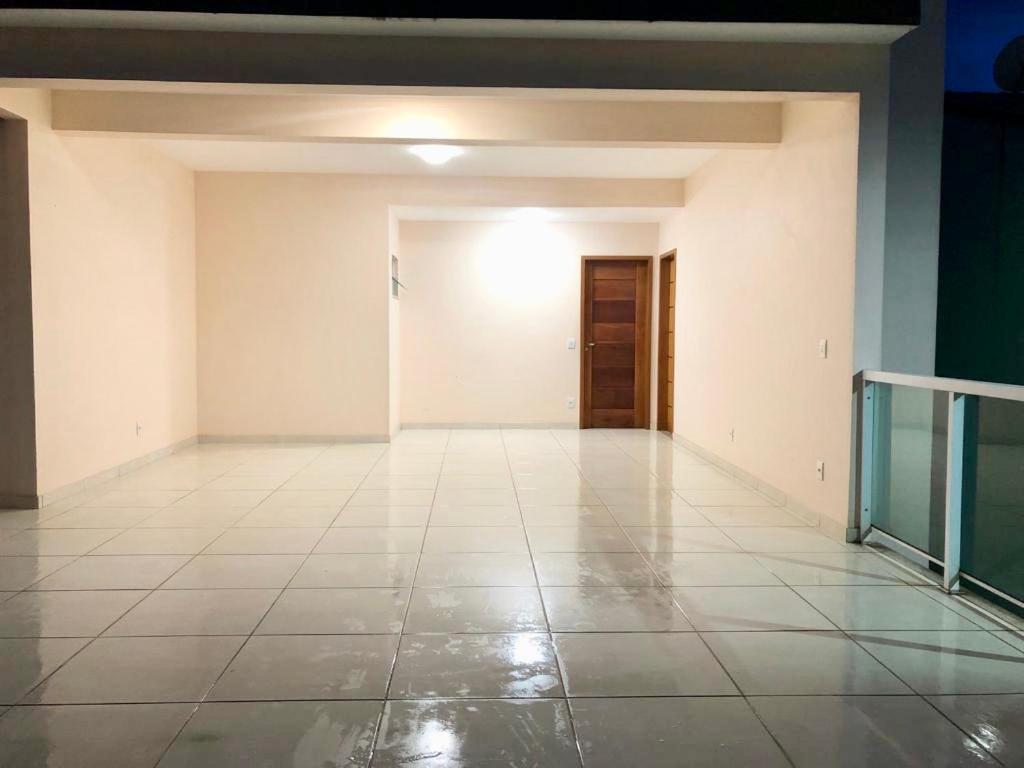 Casa de vidro com vista para a Mata Atlântica no Centro de Miguel Pereira