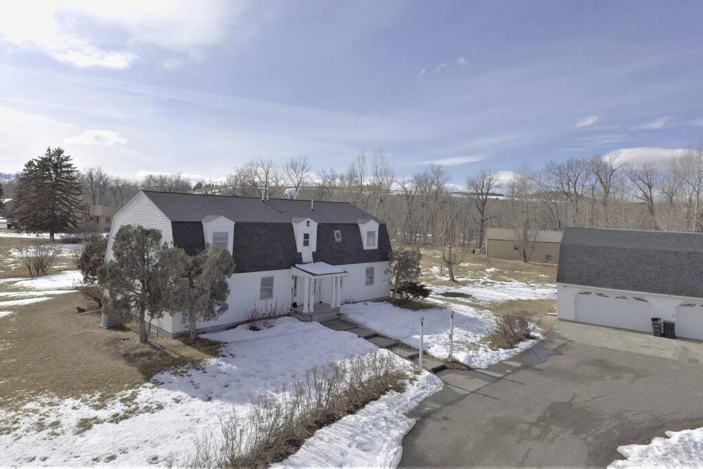 Luxurious Bozeman Villa with River access, near the famous Bozeman Hot Springs