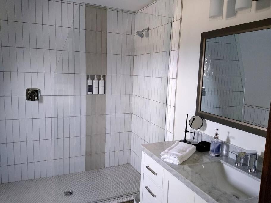 Luxurious Bozeman Villa with River access, near the famous Bozeman Hot Springs