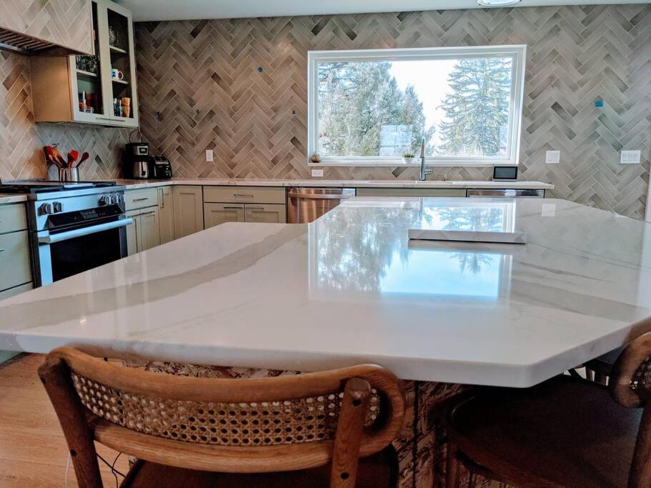 Luxurious Bozeman Villa with River access, near the famous Bozeman Hot Springs