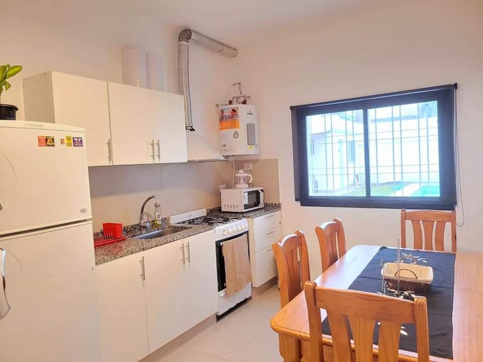 Casa Roque Funes, ubicado en Cerro de las Rosas Córdoba, Ofrece, Asador, Pileta, Cercanias, Estadio Kempes, aeropuerto Ambrosio Taravella, Orfeo Superdomo,