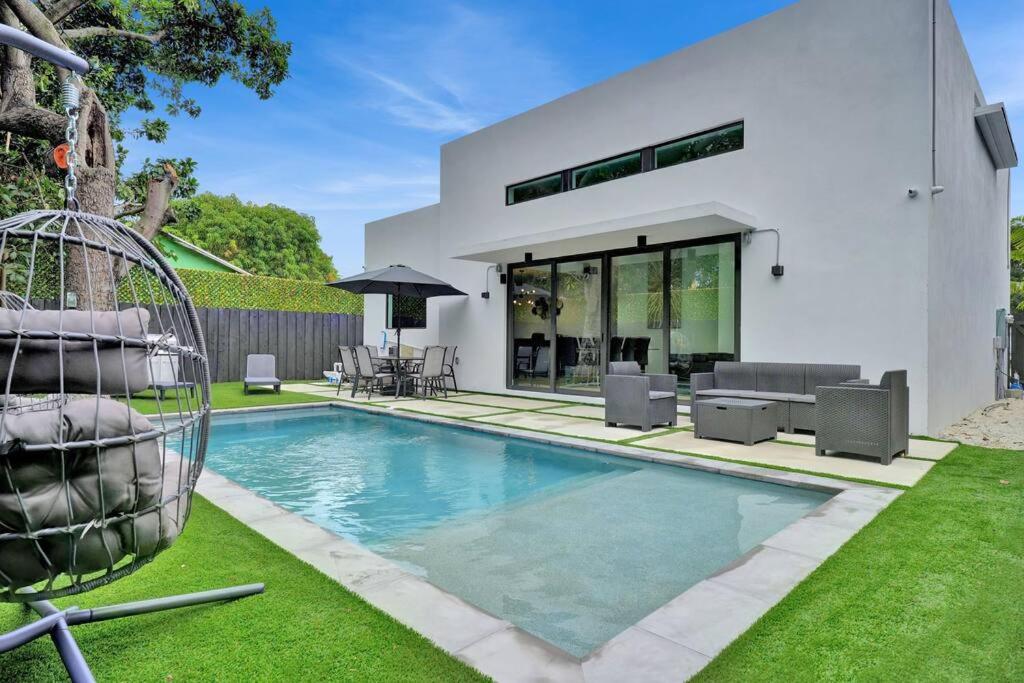 Design House -Heated Pool -Big Yard -Gated Parking