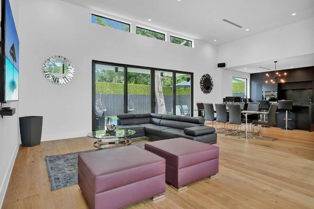 Design House -Heated Pool -Big Yard -Gated Parking