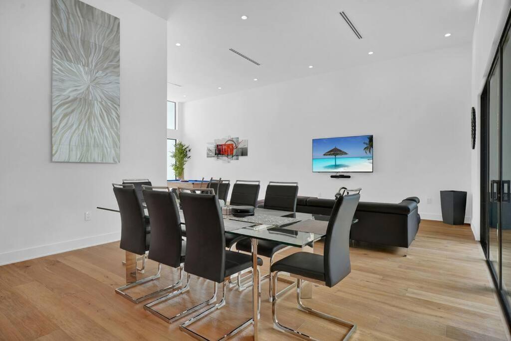 Design House -Heated Pool -Big Yard -Gated Parking