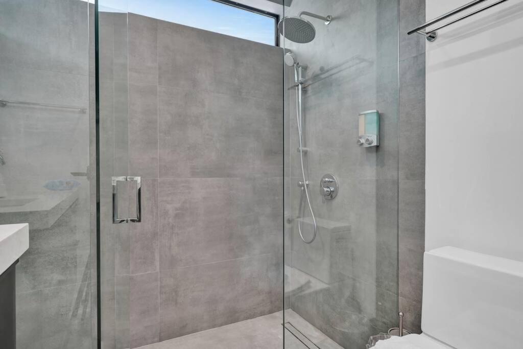 Design House -Heated Pool -Big Yard -Gated Parking