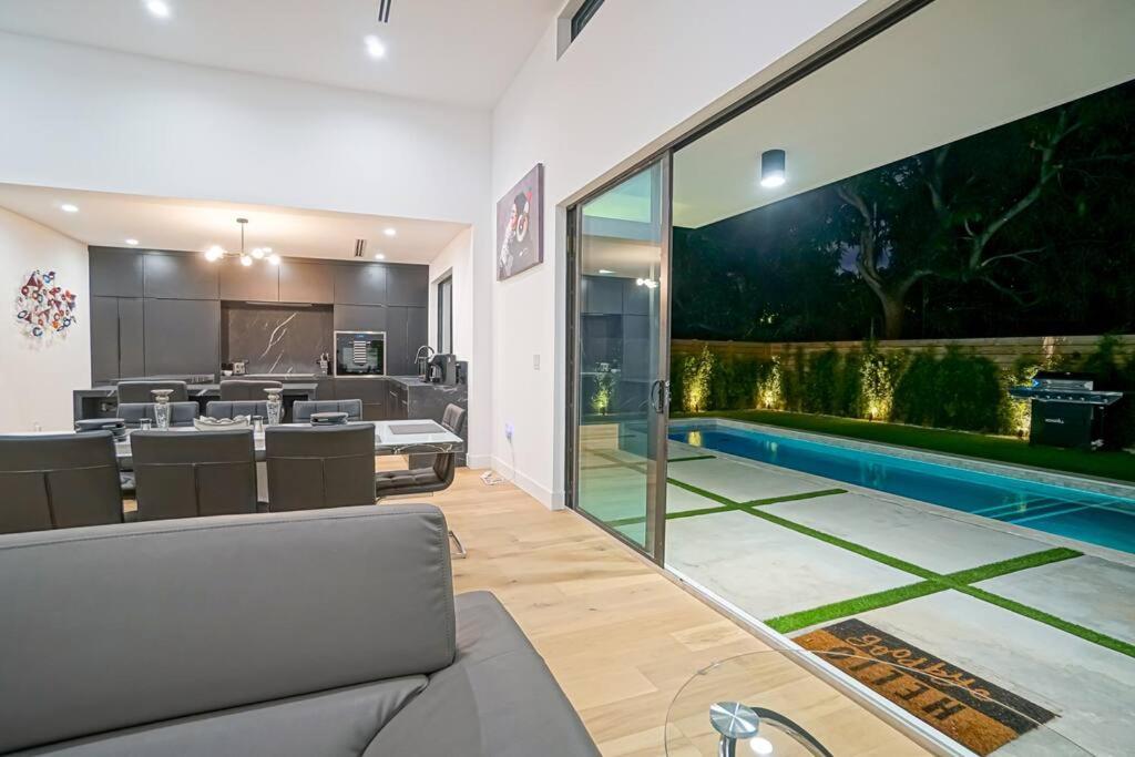 Design House -Heated Pool -Big Yard -Gated Parking