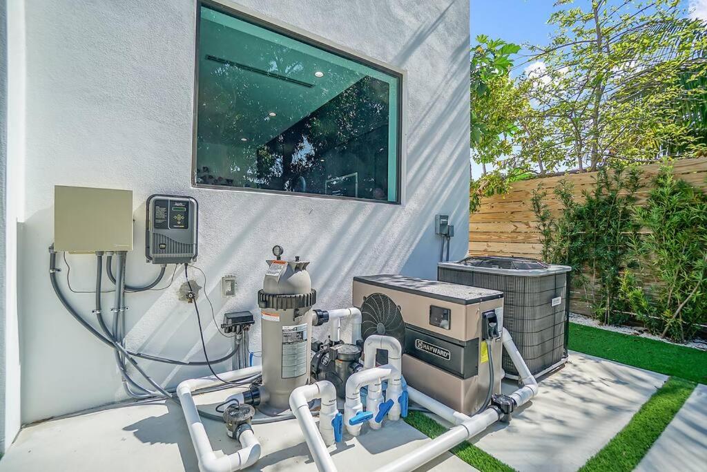 Design House -Heated Pool -Big Yard -Gated Parking