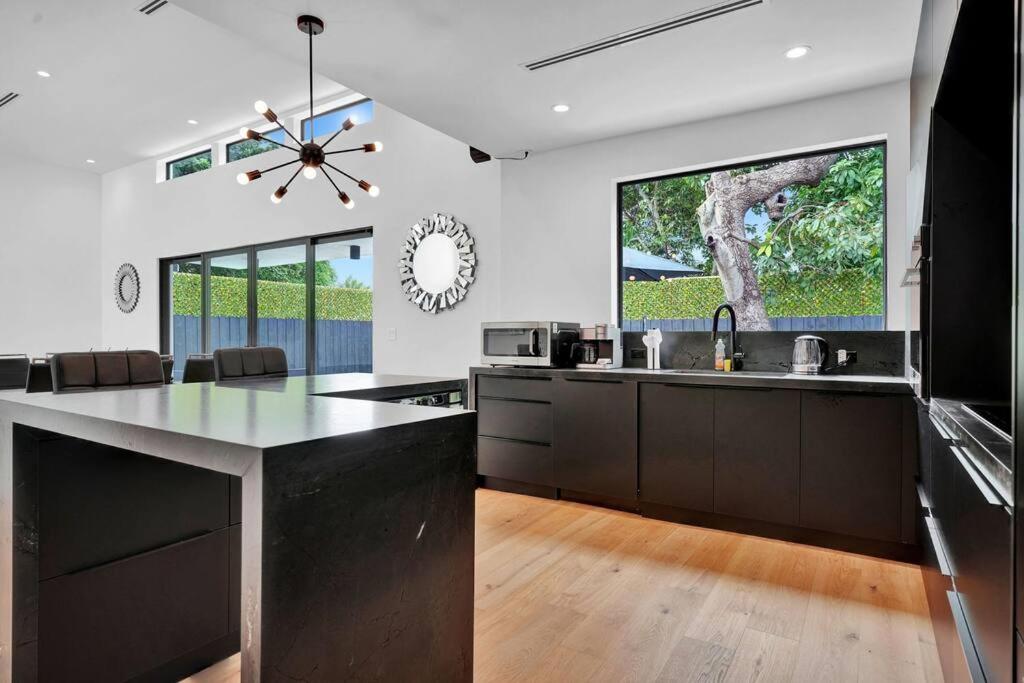 Design House -Heated Pool -Big Yard -Gated Parking