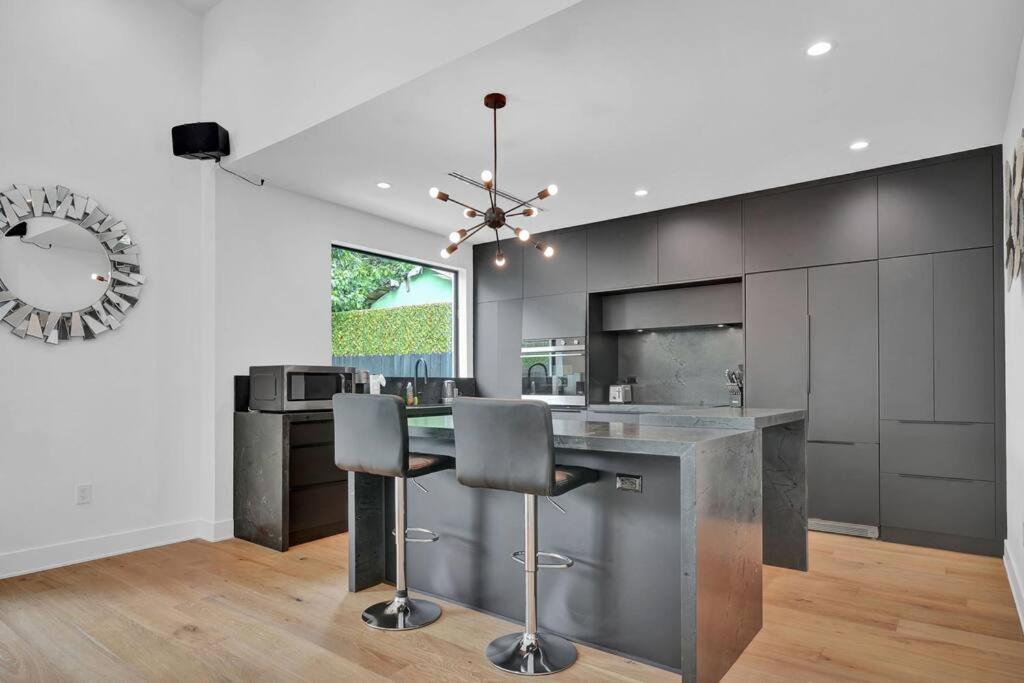Design House -Heated Pool -Big Yard -Gated Parking