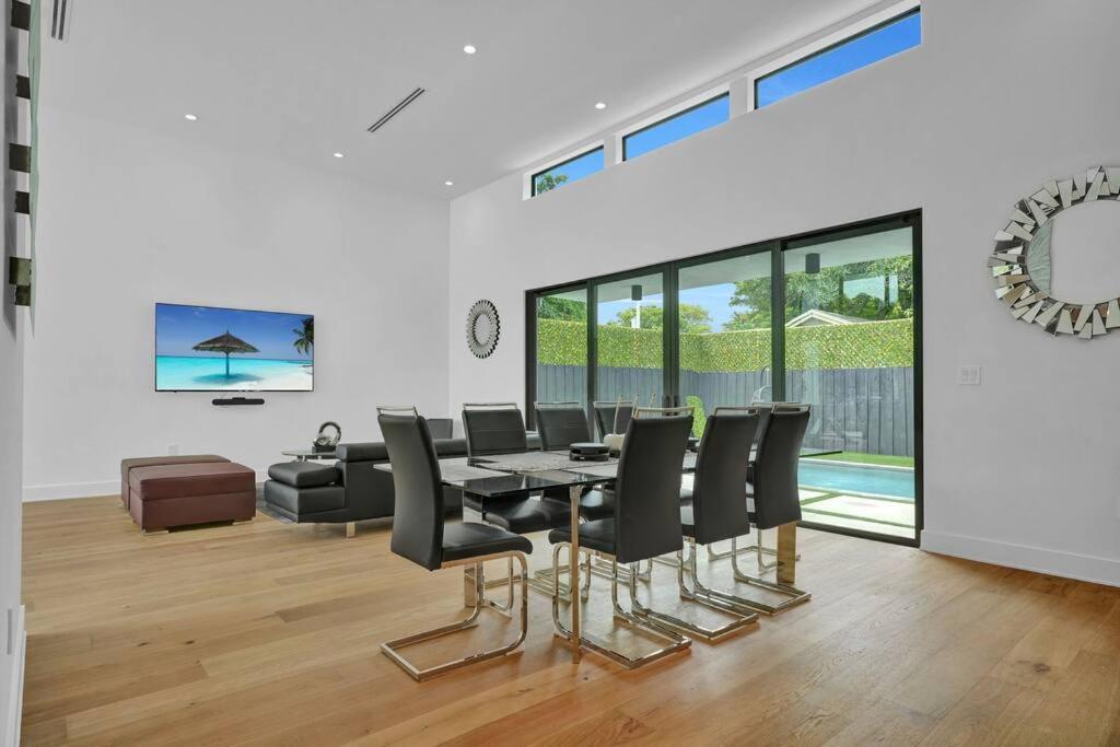 Design House -Heated Pool -Big Yard -Gated Parking