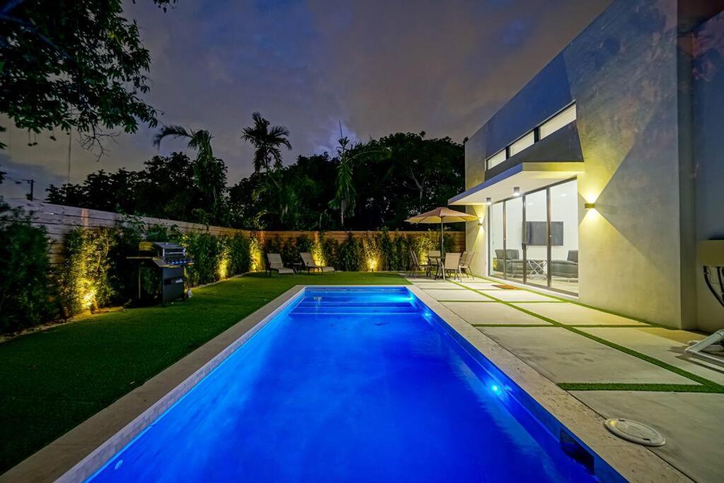 Design House -Heated Pool -Big Yard -Gated Parking