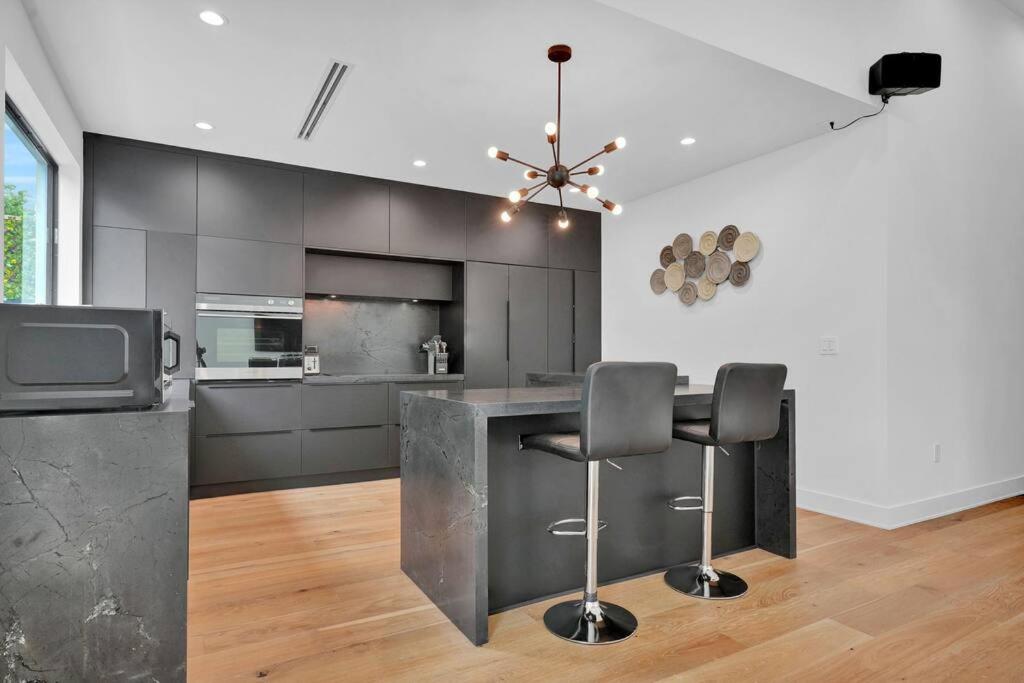 Design House -Heated Pool -Big Yard -Gated Parking