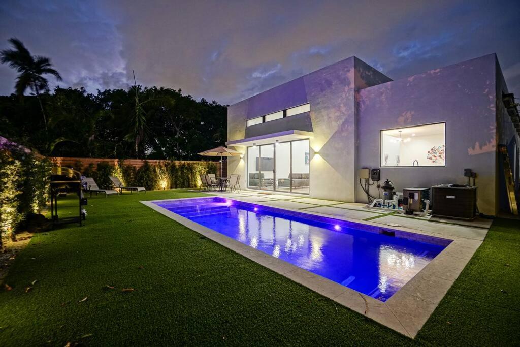 Design House -Heated Pool -Big Yard -Gated Parking