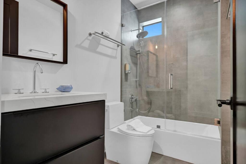Design House -Heated Pool -Big Yard -Gated Parking