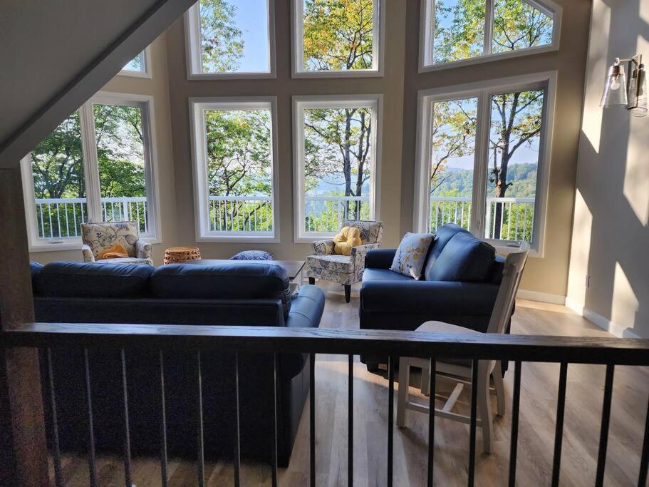 Luxury Waterfront Cottage on Little Doe Lake