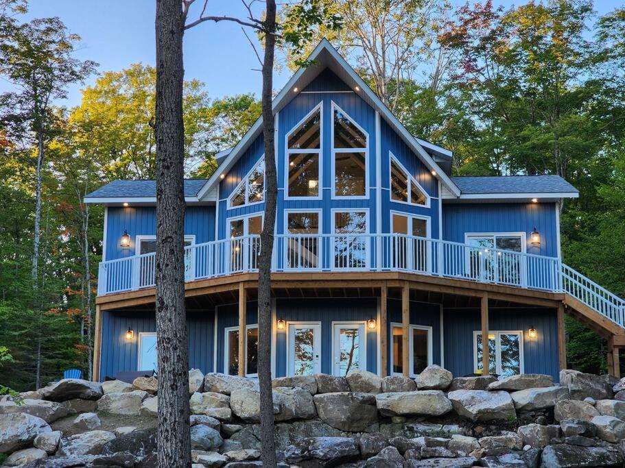 Luxury Waterfront Cottage on Little Doe Lake