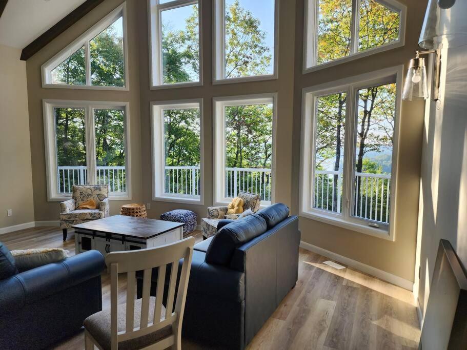 Luxury Waterfront Cottage on Little Doe Lake