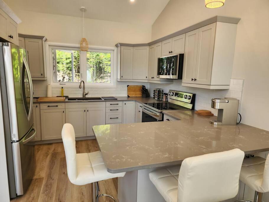 Luxury Waterfront Cottage on Little Doe Lake