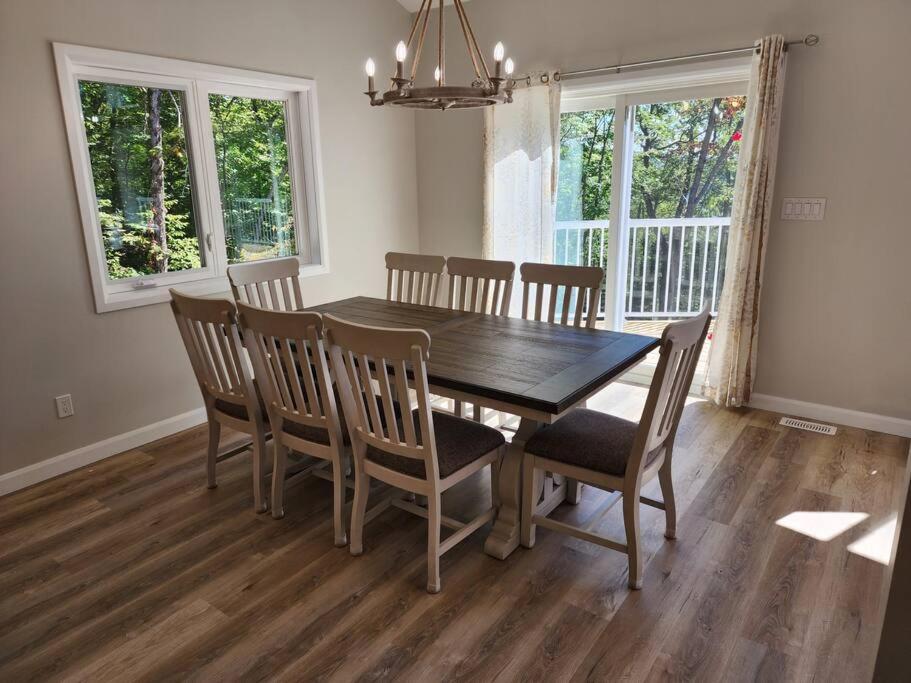 Luxury Waterfront Cottage on Little Doe Lake