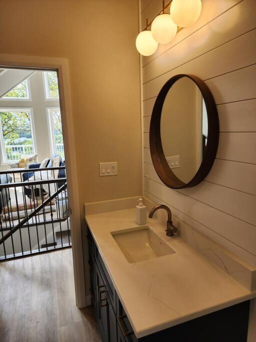 Luxury Waterfront Cottage on Little Doe Lake