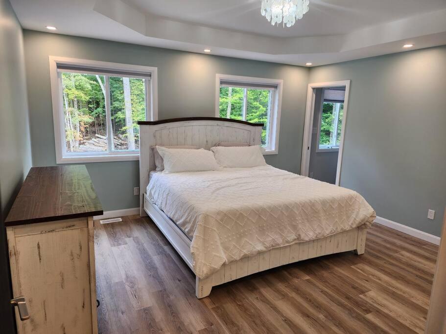 Luxury Waterfront Cottage on Little Doe Lake