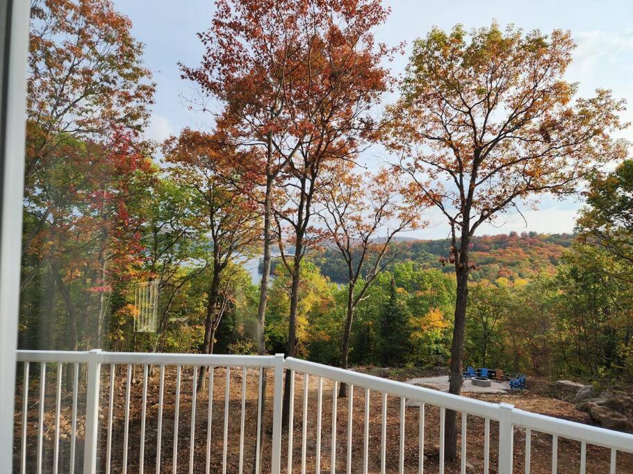 Luxury Waterfront Cottage on Little Doe Lake