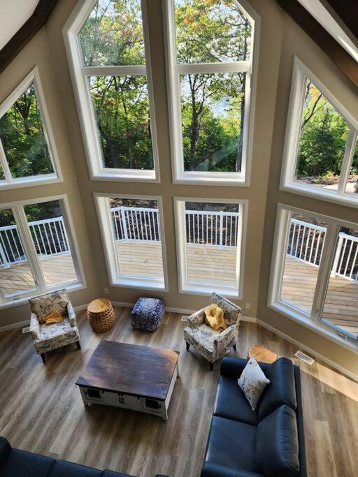 Luxury Waterfront Cottage on Little Doe Lake