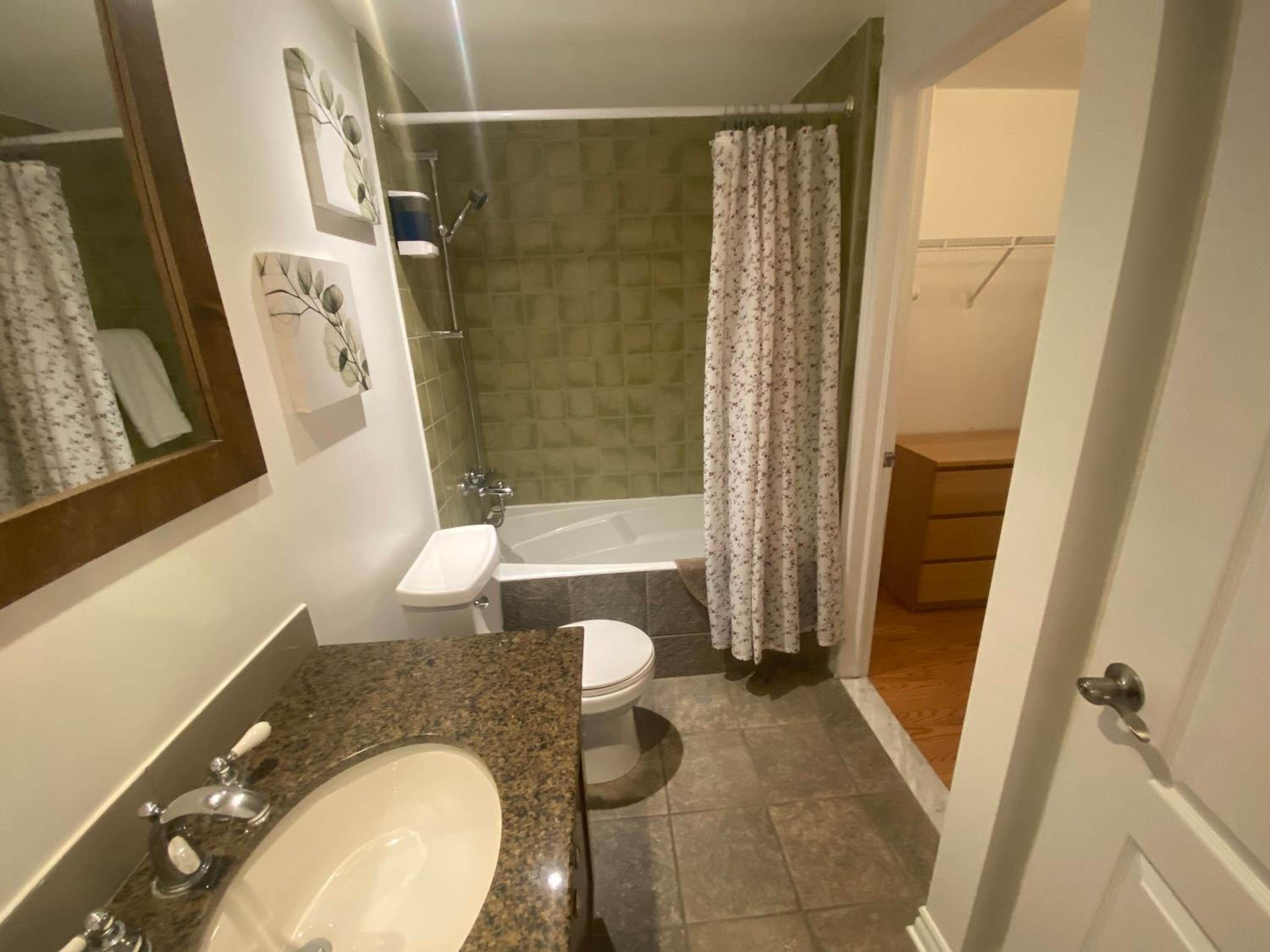 ApartHotelMontreal by Les Terrasses Saint Urbain 2225I2