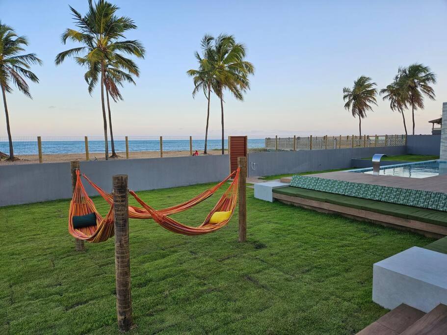 Piscina aquecida, 5 suítes e pé na areia com vista espetacular!!