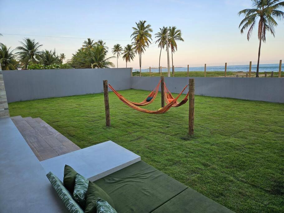 Piscina aquecida, 5 suítes e pé na areia com vista espetacular!!