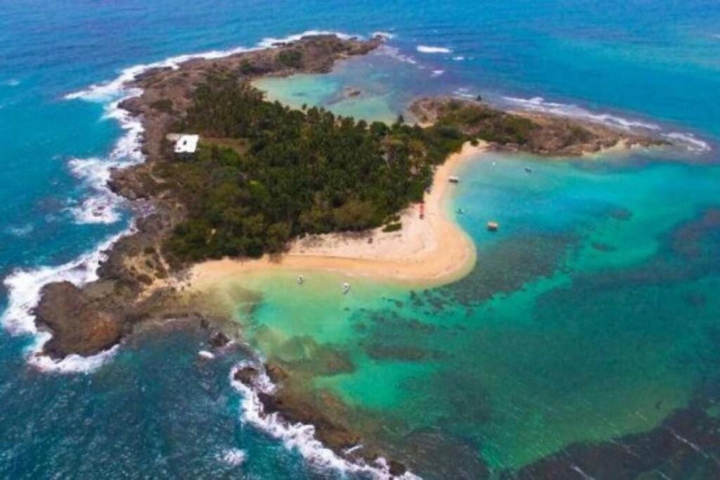 Piscina aquecida, 5 suítes e pé na areia com vista espetacular!!