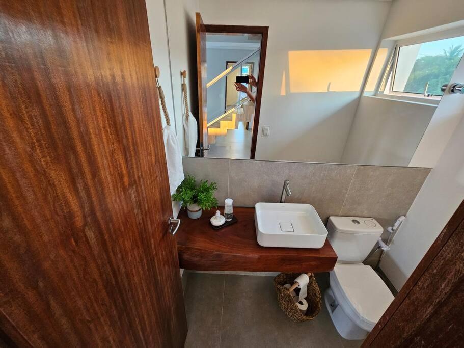 Piscina aquecida, 5 suítes e pé na areia com vista espetacular!!
