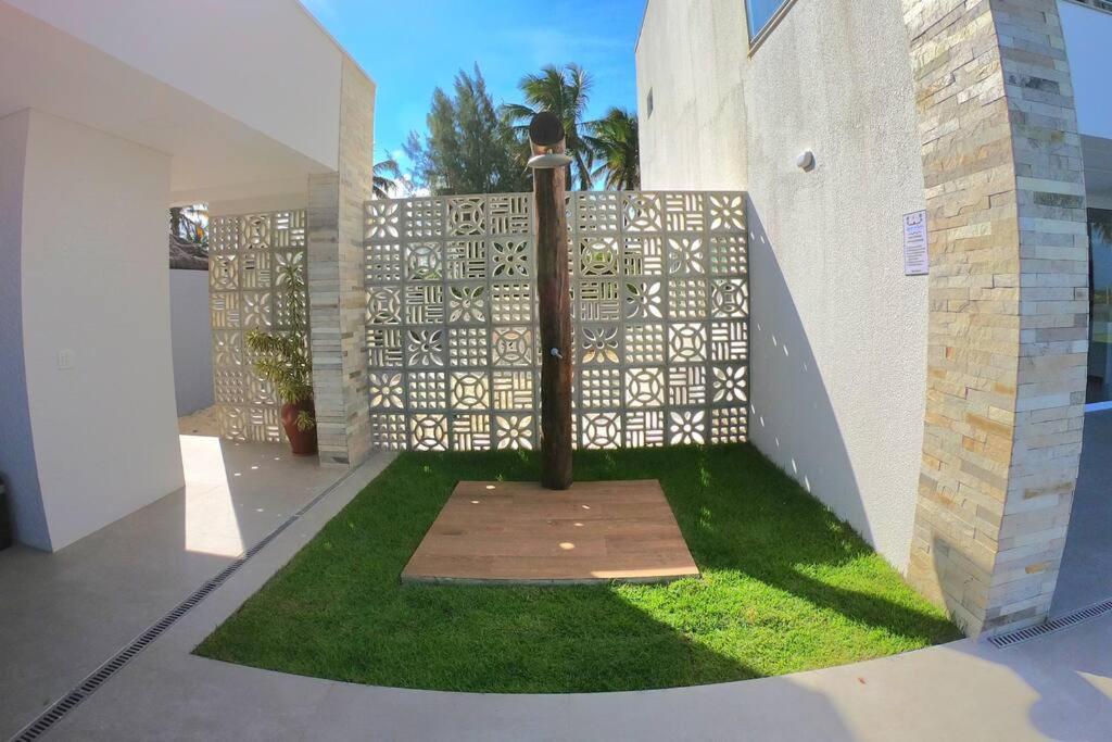 Piscina aquecida, 5 suítes e pé na areia com vista espetacular!!