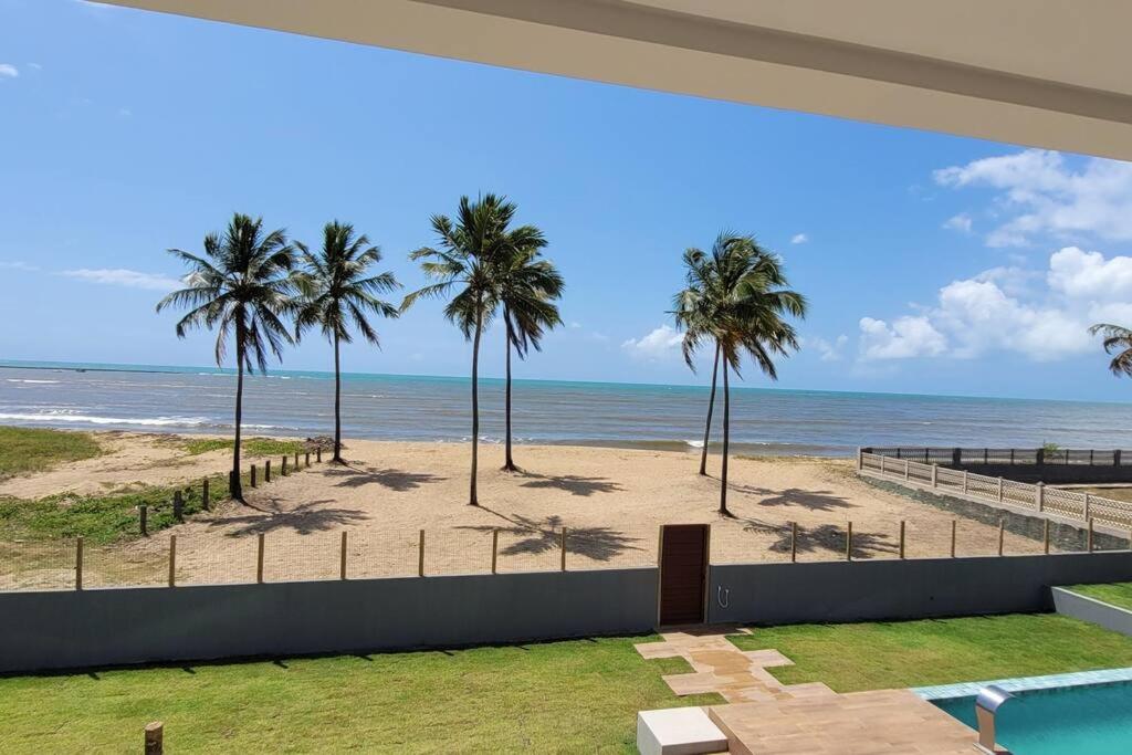 Piscina aquecida, 5 suítes e pé na areia com vista espetacular!!