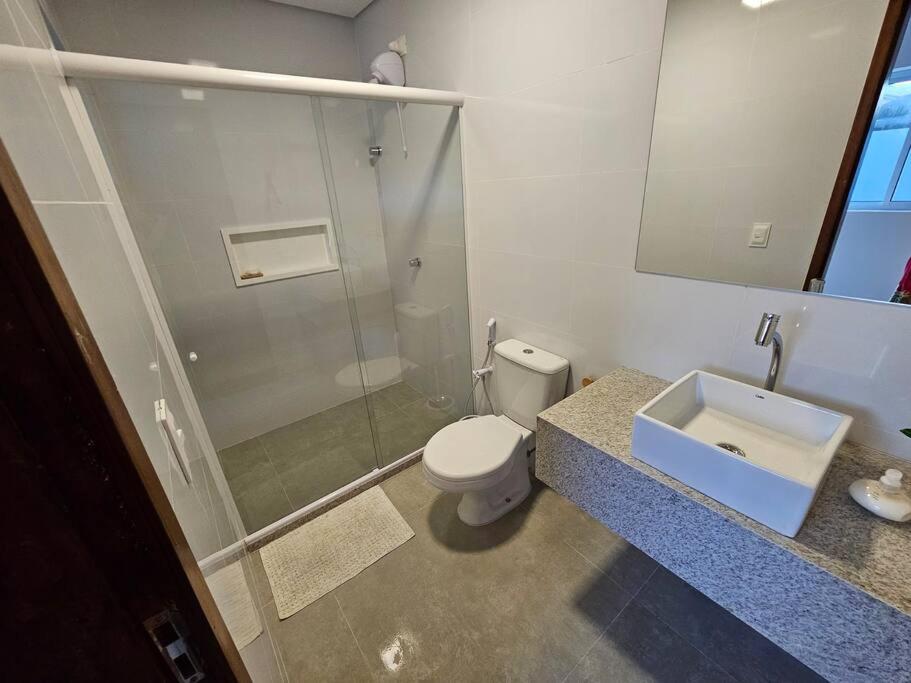 Piscina aquecida, 5 suítes e pé na areia com vista espetacular!!