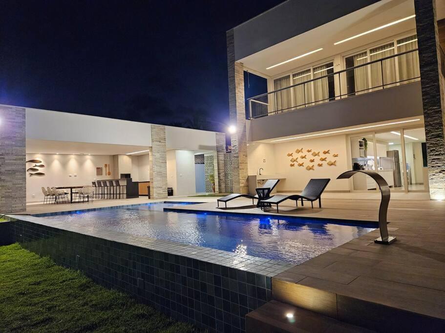 Piscina aquecida, 5 suítes e pé na areia com vista espetacular!!