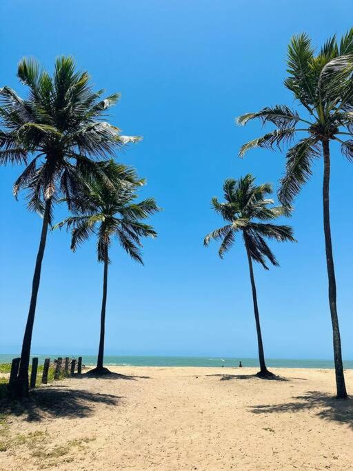 Piscina aquecida, 5 suítes e pé na areia com vista espetacular!!