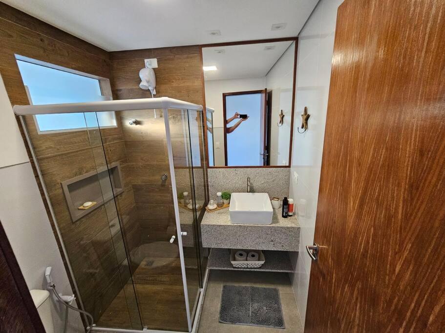 Piscina aquecida, 5 suítes e pé na areia com vista espetacular!!