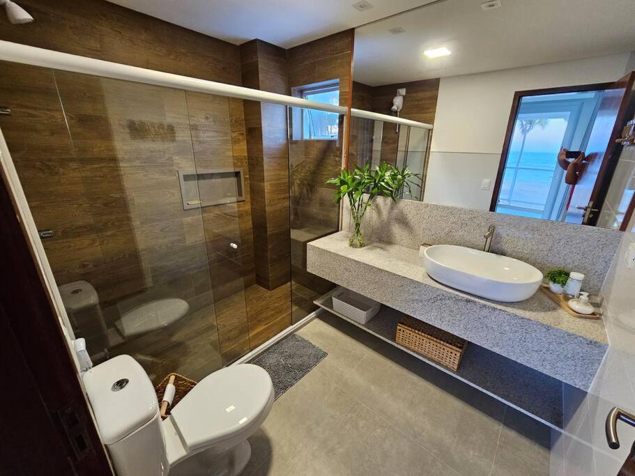Piscina aquecida, 5 suítes e pé na areia com vista espetacular!!