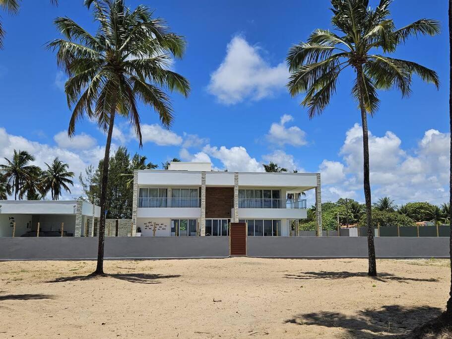 Piscina aquecida, 5 suítes e pé na areia com vista espetacular!!