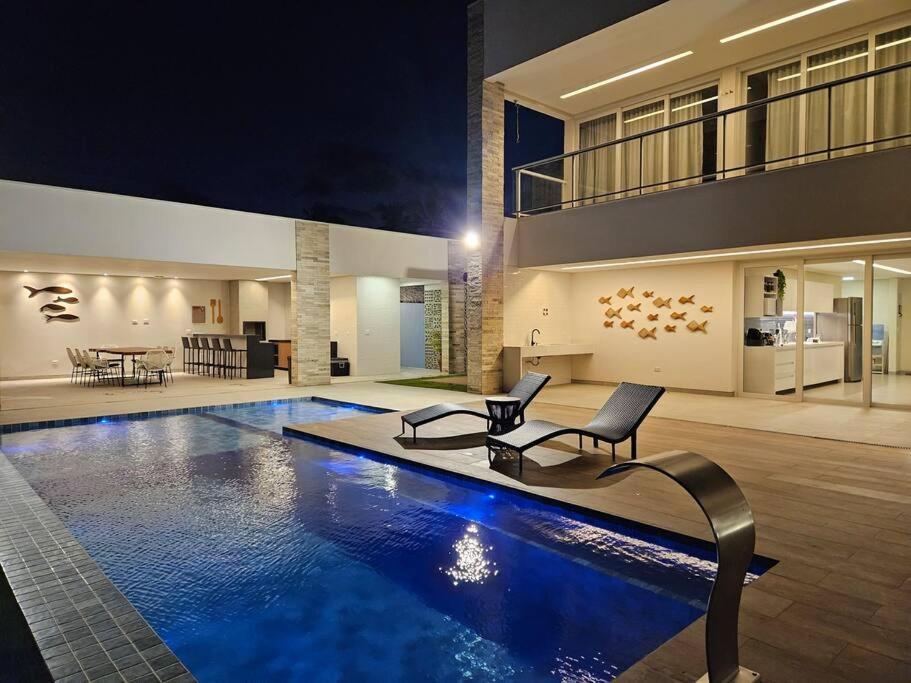Piscina aquecida, 5 suítes e pé na areia com vista espetacular!!