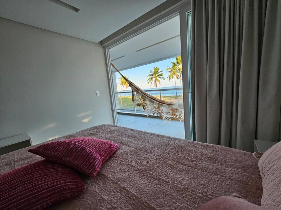 Piscina aquecida, 5 suítes e pé na areia com vista espetacular!!