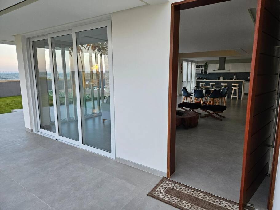 Piscina aquecida, 5 suítes e pé na areia com vista espetacular!!