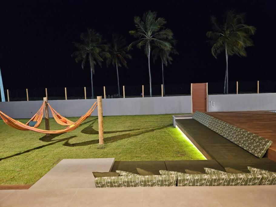 Piscina aquecida, 5 suítes e pé na areia com vista espetacular!!
