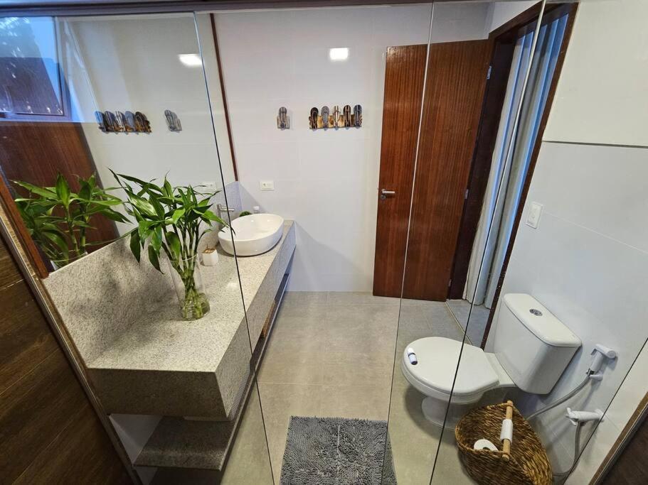 Piscina aquecida, 5 suítes e pé na areia com vista espetacular!!