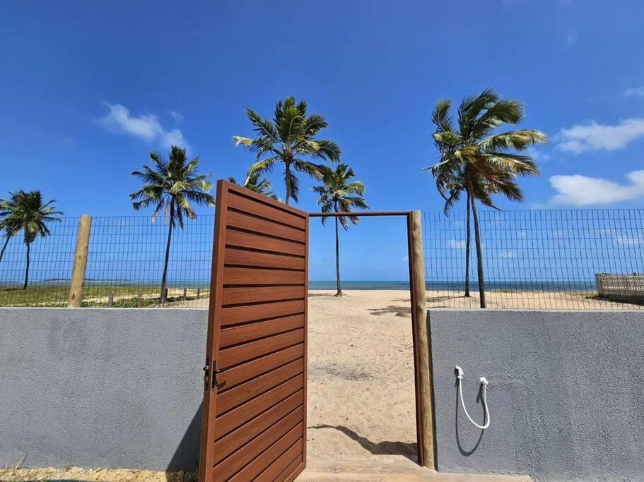 Piscina aquecida, 5 suítes e pé na areia com vista espetacular!!