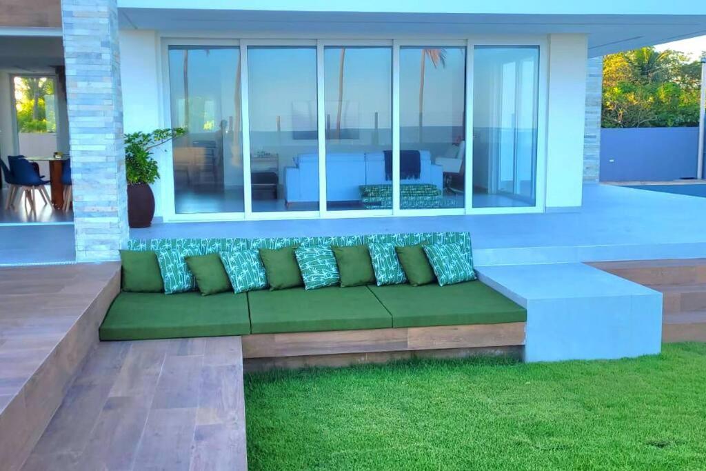 Piscina aquecida, 5 suítes e pé na areia com vista espetacular!!