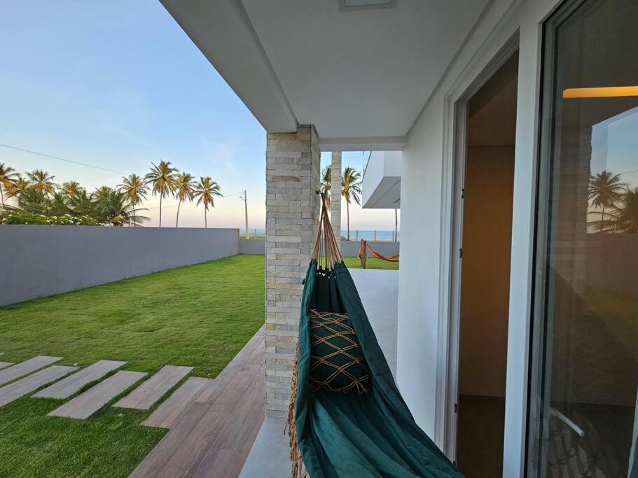 Piscina aquecida, 5 suítes e pé na areia com vista espetacular!!